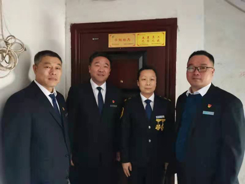 “一人得獎(jiǎng)，全家光榮” 送“牌”上門，集團(tuán)為標(biāo)兵先進(jìn)送去榮譽(yù)喜報(bào)牌匾