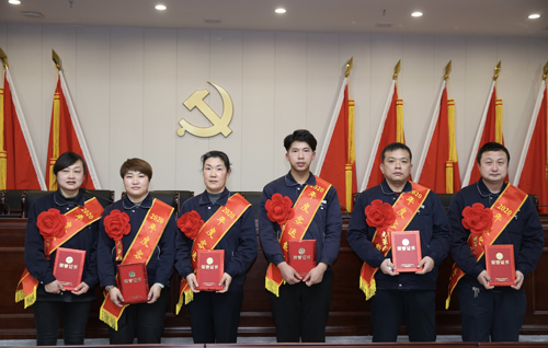 0205 客運能手從左至右依次為 吳婷、李若芳、李彩霞、嚴(yán)成彬、姚乃遜、沈金雷.jpg