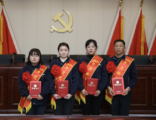 0207 從左至右依次為 點鈔能手王璐、充值能手孫昭娣、教學(xué)能手王慧娟、孫衛(wèi)東.jpg